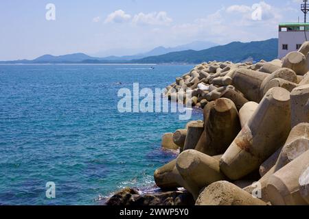 Comté de Goseong, Corée du Sud - 30 juillet 2019 : de grands tétrapodes en béton bordent la côte près du port de Geojin, servant de brise-lames robuste contre l'est Banque D'Images