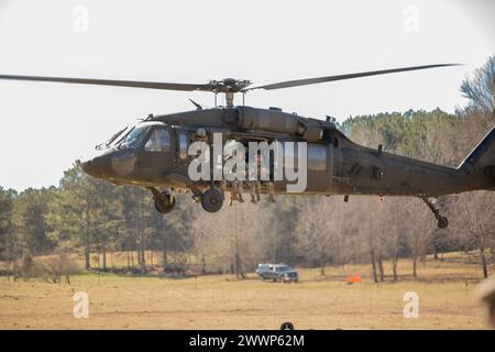 Les Rangers de l'armée américaine, affectés au 5th Ranger Training Battalion, effectuent un saut aéroporté depuis un hélicoptère UH-60 Black Hawk sur Stringer Drop zone à Dahlonega, en Géorgie, le 2 janvier 2024. L’événement annuel de formation donne aux Rangers l’occasion de devenir des parachutistes compétents tout en donnant à la communauté locale l’occasion de voir les Rangers s’entraîner dans la région de Dahlonega. Réserve de l'armée Banque D'Images