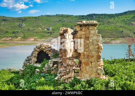 Ruines d'une maison avec un four en pierre dans le village abandonné de Foinikas (alias Phoinikas, Finikas) dans la vallée de Xeropotamos, district de Paphos, Chypre Banque D'Images