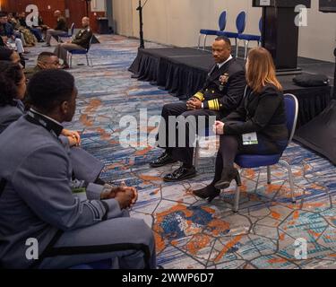 Alvin Holsey, vice-amiral de la marine américaine, commandant adjoint militaire, United States Southern Command, discute avec les Cadets lors des séances de mentorat pré-dîner Stars and Stripes lors de la 38e conférence annuelle Becoming Everything You Are (BEYA) Science, Technology, Engineering and Mathematics (STEM) à l'hôtel Hilton Baltimore Inner Harbor à Baltimore, Md. 16 février 2024. Lors des séances de mentorat, les élèves des écoles secondaires STEM locales ont rencontré des dirigeants militaires et du gouvernement fédéral pour discuter des possibilités de carrière. Armée Banque D'Images