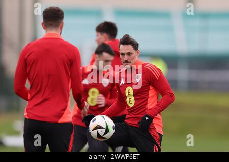 Cardiff, Royaume-Uni. 25 mars 2024. Connor Roberts du pays de Galles lors de l'entraînement de l'équipe de football du pays de Galles à Hensol, Vale of Glamorgan dans le sud du pays de Galles le lundi 25 mars 2024. L'équipe s'entraîne avant le match de qualification de l'UEFA Euro 2024 contre la Pologne demain. photo par Andrew Orchard/Andrew Orchard photographie sportive/ Alamy Live News crédit : Andrew Orchard photographie sportive/Alamy Live News Banque D'Images