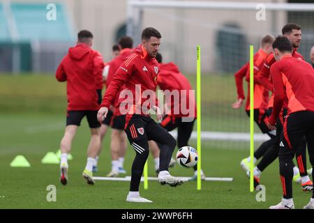 Cardiff, Royaume-Uni. 25 mars 2024. Aaron Ramsey du pays de Galles lors de l'entraînement de l'équipe de football du pays de Galles à Hensol, Vale of Glamorgan au pays de Galles du Sud le lundi 25 mars 2024. L'équipe s'entraîne avant le match de qualification de l'UEFA Euro 2024 contre la Pologne demain. photo par Andrew Orchard/Andrew Orchard photographie sportive/ Alamy Live News crédit : Andrew Orchard photographie sportive/Alamy Live News Banque D'Images