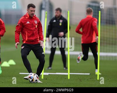 Cardiff, Royaume-Uni. 25 mars 2024. Aaron Ramsey du pays de Galles lors de l'entraînement de l'équipe de football du pays de Galles à Hensol, Vale of Glamorgan au pays de Galles du Sud le lundi 25 mars 2024. L'équipe s'entraîne avant le match de qualification de l'UEFA Euro 2024 contre la Pologne demain. photo par Andrew Orchard/Andrew Orchard photographie sportive/ Alamy Live News crédit : Andrew Orchard photographie sportive/Alamy Live News Banque D'Images