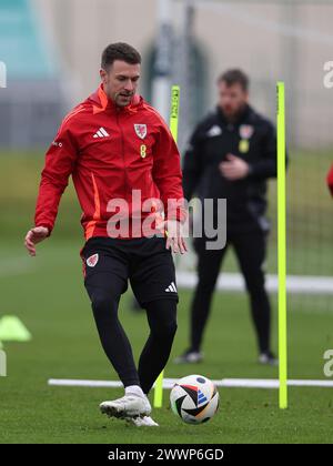 Cardiff, Royaume-Uni. 25 mars 2024. Aaron Ramsey du pays de Galles lors de l'entraînement de l'équipe de football du pays de Galles à Hensol, Vale of Glamorgan au pays de Galles du Sud le lundi 25 mars 2024. L'équipe s'entraîne avant le match de qualification de l'UEFA Euro 2024 contre la Pologne demain. photo par Andrew Orchard/Andrew Orchard photographie sportive/ Alamy Live News crédit : Andrew Orchard photographie sportive/Alamy Live News Banque D'Images