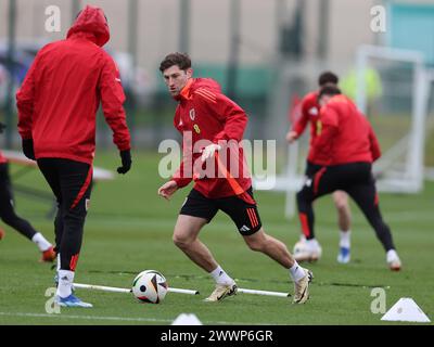 Cardiff, Royaume-Uni. 25 mars 2024. Ben Davies du pays de Galles lors de l'entraînement de l'équipe de football du pays de Galles à Hensol, Vale of Glamorgan dans le sud du pays de Galles le lundi 25 mars 2024. L'équipe s'entraîne avant le match de qualification de l'UEFA Euro 2024 contre la Pologne demain. photo par Andrew Orchard/Andrew Orchard photographie sportive/ Alamy Live News crédit : Andrew Orchard photographie sportive/Alamy Live News Banque D'Images