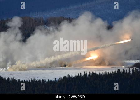 Les Marines de la batterie Fox, 2e Bataillon, 14e Régiment de Marines, tirent des roquettes du système de roquettes d'artillerie à haute mobilité (HIMARS) dans la zone d'entraînement du Yukon de Fort Wainwright. Les Marines étaient en Alaska pour participer à l'exercice Arctic Edge et fournir un soutien HIMARS pour divers objectifs d'entraînement. ( Banque D'Images