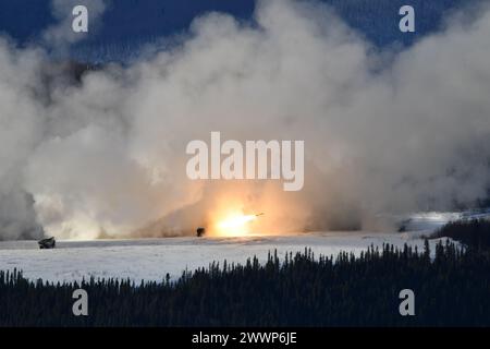 Les Marines de la batterie Fox, 2e Bataillon, 14e Régiment de Marines, tirent des roquettes du système de roquettes d'artillerie à haute mobilité (HIMARS) dans la zone d'entraînement du Yukon de Fort Wainwright. Les Marines étaient en Alaska pour participer à l'exercice Arctic Edge et fournir un soutien HIMARS pour divers objectifs d'entraînement. ( Banque D'Images