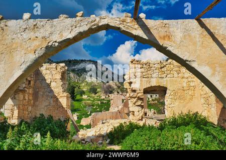 Arche dans le bastion des Templiers du XIIe siècle ruiné de Foinikas (Phoinikas, Finikas) dans la vallée de Xeropotamos, Paphos, Chypre Banque D'Images