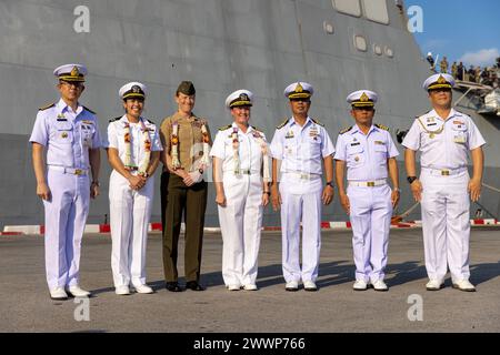 Capitaine Michel Brandt, au centre, commandant du quai de transport amphibie USS Somerset (LPD 25) et Col. Lindsay Mathwick, à gauche du centre, commandant du bataillon de logistique de combat 15, 15e unité expéditionnaire des Marines, et le commandant des troupes à bord du Somerset, pose pour une photo avec le commandant de la flotte de la Royal Thai Navy, à droite du centre, devant le Somerset le 23 février 2024. L’exercice Cobra Gold démontre l’engagement des États-Unis envers la région en renforçant l’interopérabilité, les accords de coopération multilatéraux, la promotion d’intérêts communs et un c) Banque D'Images