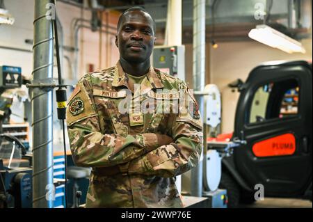 L'aviateur principal Ebrima Minteh, compagnon structurel du 155th civil Engineer Squadron, pose dans l'atelier des structures, le 2 février 2024, à la base aérienne de la Garde nationale à Lincoln, Nebraska. Minteh, originaire de Gambie, a rejoint la Garde nationale aérienne du Nebraska en 2021 après avoir obtenu son diplôme de l'Université du Nebraska Omaha et obtenu sa carte verte de cinq ans. Garde nationale aérienne Banque D'Images