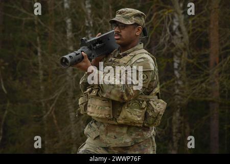 Les soldats américains affectés au 4e escadron du 2e régiment de cavalerie préparent un champ de qualification de mitrailleuses lourdes Browning M2 .50 calibre dans la zone d'entraînement de Grafenwoehr, Allemagne, le 29 février 2024. Le 2e régiment de cavalerie, affecté au V corps, le corps avancé des États-Unis déployé en Europe, travaille aux côtés des alliés de l'OTAN et des partenaires de sécurité régionaux pour fournir des forces crédibles au combat capables d'un déploiement rapide sur tout le théâtre européen pour défendre l'alliance de l'OTAN. Armée Banque D'Images