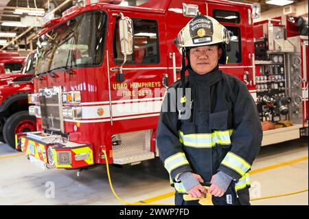 Hungpyo Rucci, le chef adjoint des pompiers de la garnison américaine Humphreys Direction des services d'incendie et d'urgence, pose pour une photo, le 28 février 2024, à l'intérieur de la caserne de pompiers 1 au Camp Humphreys. Rucci a récemment remporté le prix d'instructeur de feu de l'année au niveau du ministère de la Défense. Armée Banque D'Images