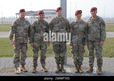 (De gauche à droite) Force opérationnelle sud-européenne de l'armée américaine, Afrique (SETAF-AF) Sgt. Maj. Reese Teakell, Commandement de la 173e brigade aéroportée Sgt. Maj. Matthew Carlson, Sgt. 1re classe Anthony Hegberg, quartier général et compagnie du quartier général, 173e commandement de la brigade aéroportée, Sgt. Michael Martinez, Bataillon de soutien de la 173e brigade aéroportée et Col. Joshua Gaspard, commandant de la 173e Brigade aéroportée, posez ensemble après avoir remis des prix aux médecins gagnants, Hegberg et Martinez, lors d'une cérémonie qui s'est tenue à Caserma Del DIN, Vicence, Italie, le 16 février 2024. U.S. Southern European Task Force, Banque D'Images