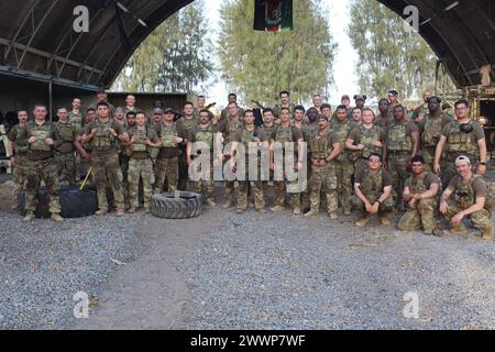 Les soldats américains de la compagnie Bravo, 1er bataillon, 111e régiment d'infanterie, 56e équipe de combat de la brigade Stryker, déployés en Afrique dans le cadre de la Task Force Paxton, posent pour une photo après un événement d'entraînement physique, février 2024. La TF Paxton soutient la mission conjointe de la Force opérationnelle interarmées et de la Corne de l'Afrique qui consiste à mener des opérations visant à renforcer la capacité des pays partenaires, à promouvoir la stabilité régionale, à dissuader les conflits et à protéger les intérêts des États-Unis et de la coalition. Armée Banque D'Images