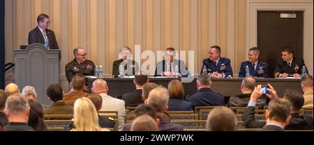 Le Dr Brian Lein, directeur adjoint du DHA pour l’administration des soins de santé, a animé une conférence intitulée « stabiliser le noyau », lors de la réunion annuelle de l’AMSUS 2024 à National Harbor, Maryland, le 13 février. S’adressant à MHS GENESIS, le Dr Lein a déclaré : « nous avons fait un excellent travail de déploiement de MHS GENESIS et nous avons le plus grand et le plus robuste système de dossiers de santé électroniques partout aux États-Unis maintenant, nous devons commencer à optimiser et à normaliser MHS GENESIS parce que la capacité est phénoménale. » Banque D'Images