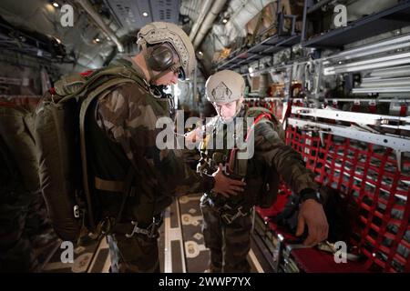 Gaza, Territoires palestiniens. 25 mars 2024. Avant de voler dans l'espace aérien contrôlé par Israël, les soldats à bord d'un avion de transport C-130 Hercules de l'armée de l'air revêtent des parachutes. La Bundeswehr participe avec d'autres Nations à des vols d'aide dans lesquels les secours sont largués à partir d'avions de transport. Crédit : Boris Roessler/dpa/Alamy Live News Banque D'Images