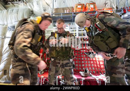 Gaza, Territoires palestiniens. 25 mars 2024. Avant de voler dans l'espace aérien contrôlé par Israël, les soldats à bord d'un avion C-130 Hercules transportant des forces aériennes portent des parachutes. La Bundeswehr participe avec d'autres Nations à des vols d'aide dans lesquels les secours sont largués à partir d'avions de transport. Crédit : Boris Roessler/dpa/Alamy Live News Banque D'Images