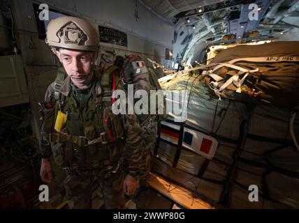 Gaza, Territoires palestiniens. 25 mars 2024. Avant de voler dans l'espace aérien contrôlé par Israël, les soldats à bord d'un avion C-130 Hercules transportant des forces aériennes portent des parachutes. La Bundeswehr participe avec d'autres Nations à des vols d'aide dans lesquels les secours sont largués à partir d'avions de transport. Crédit : Boris Roessler/dpa/Alamy Live News Banque D'Images