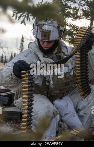 Un soldat américain prépare des munitions pour la mitrailleuse M2A1 tout en mettant en place une position défensive lors du joint Pacific multinational Readiness Center 24-02 à la zone d'entraînement de Donnelly, Alaska, le 20 février 2024. Le JPMRC 24-02, exécuté en Alaska avec ses installations d’entraînement de classe mondiale et son environnement arctique rigoureux, forme des soldats et des leaders en une équipe cohésive de guerriers qualifiés, coriaces, alertes et adaptatifs capables de combattre et de gagner partout dans le monde. Armée Banque D'Images