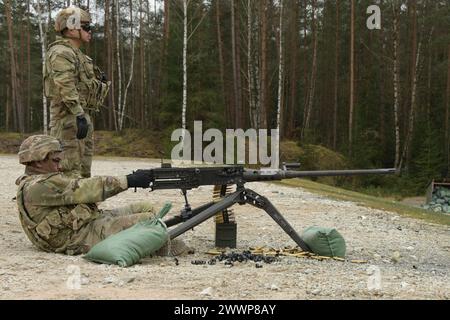 Les soldats américains affectés au 4e escadron du 2e régiment de cavalerie conduisent une mitrailleuse lourde de calibre Browning M2 .50 dans la zone d'entraînement de Grafenwoehr, Allemagne, le 29 février 2024. Le 2e régiment de cavalerie, affecté au V corps, le corps avancé des États-Unis déployé en Europe, travaille aux côtés des alliés de l'OTAN et des partenaires de sécurité régionaux pour fournir des forces crédibles au combat capables d'un déploiement rapide sur tout le théâtre européen pour défendre l'alliance de l'OTAN. Armée Banque D'Images