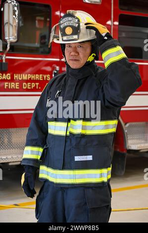 Hungpyo Rucci, le chef adjoint des pompiers de la garnison américaine Humphreys Direction des pompiers et des services d'urgence, ajuste son casque, le 28 février 2024, à l'intérieur de la caserne de pompiers du camp Humphreys. Rucci a récemment remporté le prix d'instructeur de feu de l'année au niveau du ministère de la Défense. Armée Banque D'Images