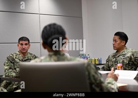 LE CAPT Tracy Issac, officier exécutif du Commandement de la formation opérationnelle en médecine de la Marine (CMNO) (au centre) s’adresse au contre-amiral Rick Freedman, sous-chirurgien général de la Marine et chef adjoint du Bureau de médecine et de chirurgie (à gauche) et au chef-maître de la Force du Bureau de médecine et de chirurgie PatrickPaul Mangaran (à droite) lors d’une visite officielle du site le 7 février. La NMOTC est composée de six détachements nationaux qui offrent une formation médicale spécialisée dans les domaines de l'aviation, de la survie aérienne, de la guerre de surface et sous-marine, de la médecine expéditionnaire et des opérations spéciales. Marine Banque D'Images