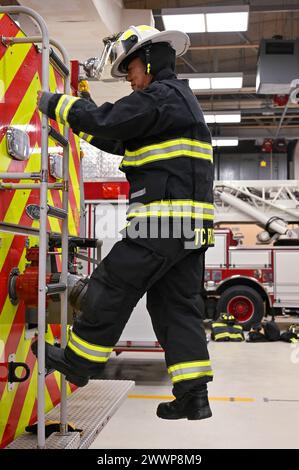 Hungpyo Rucci, le chef adjoint des pompiers de la garnison américaine Humphreys Direction des pompiers et des services d'urgence, descend un camion de pompiers, le 28 février 2024, à l'intérieur de la caserne de pompiers au Camp Humphreys. Rucci a récemment remporté le prix d'instructeur de feu de l'année au niveau du ministère de la Défense. Armée Banque D'Images