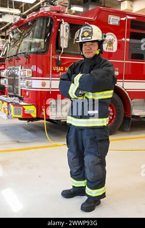 Hungpyo Rucci, le chef adjoint des pompiers de la garnison américaine Humphreys Direction des services d'incendie et d'urgence, pose pour une photo, le 28 février 2024, à l'intérieur de la caserne de pompiers 1 au Camp Humphreys. Rucci a récemment remporté le prix d'instructeur de feu de l'année au niveau du ministère de la Défense. Armée Banque D'Images