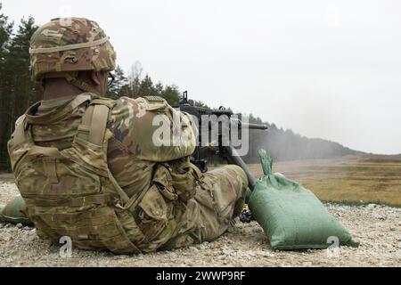 Les soldats américains affectés au 4e escadron du 2e régiment de cavalerie conduisent une mitrailleuse lourde de calibre Browning M2 .50 dans la zone d'entraînement de Grafenwoehr, Allemagne, le 29 février 2024. Le 2e régiment de cavalerie, affecté au V corps, le corps avancé des États-Unis déployé en Europe, travaille aux côtés des alliés de l'OTAN et des partenaires de sécurité régionaux pour fournir des forces crédibles au combat capables d'un déploiement rapide sur tout le théâtre européen pour défendre l'alliance de l'OTAN. Armée Banque D'Images