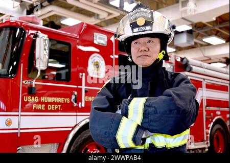 Hungpyo Rucci, le chef adjoint des pompiers de la garnison américaine Humphreys Direction des pompiers et des services d'urgence pose pour photos, le 28 février 2024, à l'intérieur de la caserne de pompiers 1 au Camp Humphreys. Rucci a récemment été nommé U.S. Army installation Management Command-Pacific, instructeur de service d'incendie de l'année. Armée Banque D'Images