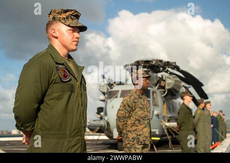 Aaron Seay, à gauche, mécanicien de cellule CH-53E Super Stallion et natif de l'Oklahoma, affecté au Marine Medium Tiltrotor Squadron (VMM) 165 (renforcé), 15th Marine Expeditionary Unit, pilote les rails à bord du quai de transport amphibie USS Somerset (LPD 25) au départ de la base navale américaine de Guam, Feb 13. Somerset et les éléments embarqués de la 15e MEU mènent des opérations de routine dans la zone d'opérations de la 7e flotte américaine. La 7e flotte est la plus grande flotte numérotée déployée vers l'avant de l'US Navy, et interagit et opère régulièrement avec des alliés et des partenaires en préservant vi Banque D'Images