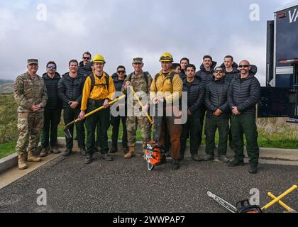 Duke Z. Richardson, commandant du Commandement du matériel de l'armée de l'air, a rencontré le personnel du Vandenberg Hot Shots, du 30th civil Engineer Squadron Fire and Emergency services Flight et de la 30th civil Engineer Squadron Electrical section, lors d'une tournée à la base spatiale de Vandenberg, Calif, le 21 février 2024. Les 30e Hot Shot de la ces ont discuté de leur rôle unique dans l’atténuation des incendies à la base. Force spatiale Banque D'Images