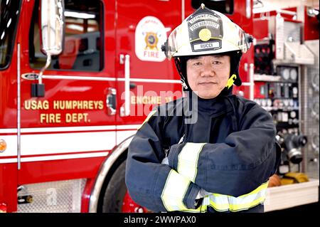 Hungpyo Rucci, le chef adjoint des pompiers de la garnison américaine Humphreys Direction des pompiers et des services d'urgence pose pour photos, le 28 février 2024, à l'intérieur de la caserne de pompiers 1 au Camp Humphreys. Rucci a récemment été nommé U.S. Army installation Management Command-Pacific, instructeur de service d'incendie de l'année. Au cours de la dernière année, il a validé sur l'un ou l'autre avion, 286 urgences médicales et 372 urgences structurelles, et a augmenté ses compétences en formation de 35 %. Armée Banque D'Images