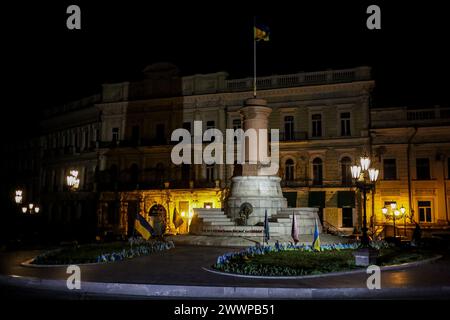 Vue sur la place Catherine dans un éclairage tamisé. Une attaque massive à la roquette sur l'Ukraine a eu lieu dans la matinée du 22 mars 2024. Kharkiv, Zaporizhzhia, Kryvyi Rih, Khmelnytskyi, oblast de Poltava, oblast de Vinnytsia, oblast de Lviv, oblast d'Ivano-Frankivsk, oblast de Mykolaiv, oblast d'Odessa, L'oblast de Sumy et d'autres régions du pays ont été soumis à des tirs de roquettes par l'armée russe. La centrale hydroélectrique du Dniepr a été mise hors service (huit missiles ont été touchés ; un trolleybus transportant des civils voyageant le long du barrage a été touché ; la deuxième unité de puissance a été détruite). Trois personnes ont été tuées et 14 autres blessées Banque D'Images