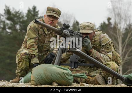 Les soldats américains affectés au 4e escadron du 2e régiment de cavalerie préparent un champ de qualification de mitrailleuses lourdes Browning M2 .50 calibre dans la zone d'entraînement de Grafenwoehr, Allemagne, le 29 février 2024. Le 2e régiment de cavalerie, affecté au V corps, le corps avancé des États-Unis déployé en Europe, travaille aux côtés des alliés de l'OTAN et des partenaires de sécurité régionaux pour fournir des forces crédibles au combat capables d'un déploiement rapide sur tout le théâtre européen pour défendre l'alliance de l'OTAN. Armée Banque D'Images