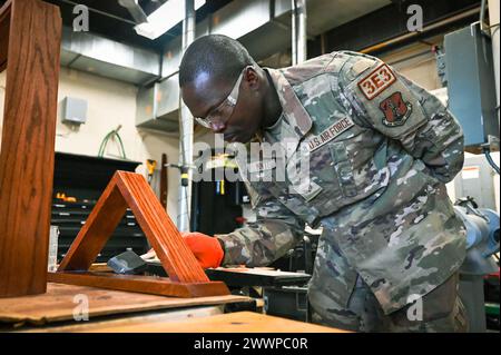 L'aviateur principal Ebrima Minteh, compagnon structurel du 155th civil Engineer Squadron, teint une vitrine de boîte à ombre, le 2 février 2024, à la base aérienne de la Garde nationale à Lincoln, Nebraska. Minteh, originaire de Gambie, a rejoint la Garde nationale aérienne du Nebraska en 2021 après avoir obtenu son diplôme de l'Université du Nebraska Omaha et obtenu sa carte verte de cinq ans. Garde nationale aérienne Banque D'Images