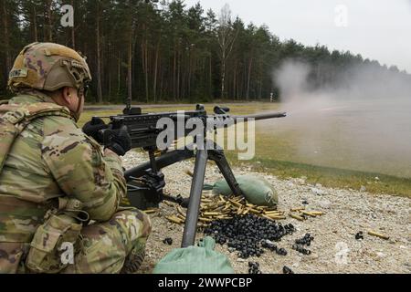 Les soldats américains affectés au 4e escadron du 2e régiment de cavalerie conduisent une mitrailleuse lourde de calibre Browning M2 .50 dans la zone d'entraînement de Grafenwoehr, Allemagne, le 29 février 2024. Le 2e régiment de cavalerie, affecté au V corps, le corps avancé des États-Unis déployé en Europe, travaille aux côtés des alliés de l'OTAN et des partenaires de sécurité régionaux pour fournir des forces crédibles au combat capables d'un déploiement rapide sur tout le théâtre européen pour défendre l'alliance de l'OTAN. Armée Banque D'Images