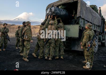 Les Marines américains avec le combat Logistics Regiment 3, 3rd Marine Logistics Group, chargent une tente dans un véhicule de remplacement tactique moyen pendant l'exercice Winter Workhorse 24 sur le camp Fuji du centre d'entraînement des armes combinées, Japon, le 1er février 2024. Winter Workhorse est un exercice d'entraînement régulier conçu pour améliorer les capacités de combat dans des environnements contestés. Corps des Marines Banque D'Images