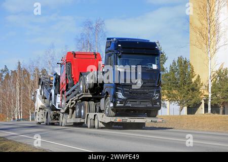 Le transporteur de véhicules transporte le nouveau camion Mercedes-Benz Actros l sur remorque. Salo, Finlande. 7 mars 2024. Banque D'Images