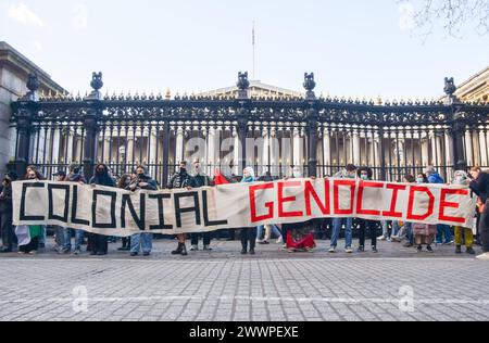 Londres, Royaume-Uni. 24 mars 2024. Les manifestants pro-palestiniens se rassemblent devant le British Museum, appelant le musée à abandonner le parrainage de BP. Le géant des combustibles fossiles a reçu le feu vert pour explorer le gaz au large des côtes palestiniennes, alors qu’Israël poursuit ses attaques contre Gaza. Crédit : Vuk Valcic/Alamy Live News Banque D'Images