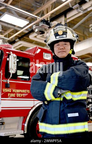 Hungpyo Rucci, le chef adjoint des pompiers de la garnison américaine Humphreys Direction des pompiers et des services d'urgence pose pour photos, le 28 février 2024, à l'intérieur de la caserne de pompiers 1 au Camp Humphreys. Rucci a récemment été nommé U.S. Army installation Management Command-Pacific, instructeur de service d'incendie de l'année. Armée Banque D'Images