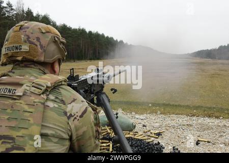 Les soldats américains affectés au 4e escadron du 2e régiment de cavalerie conduisent une mitrailleuse lourde de calibre Browning M2 .50 dans la zone d'entraînement de Grafenwoehr, Allemagne, le 29 février 2024. Le 2e régiment de cavalerie, affecté au V corps, le corps avancé des États-Unis déployé en Europe, travaille aux côtés des alliés de l'OTAN et des partenaires de sécurité régionaux pour fournir des forces crédibles au combat capables d'un déploiement rapide sur tout le théâtre européen pour défendre l'alliance de l'OTAN. Armée Banque D'Images