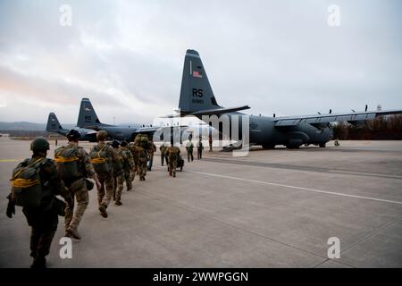 Des aviateurs du 435e escadron des forces de sécurité marchent vers un C-130J Super Hercules sur la base aérienne de Ramstein, en Allemagne, le 13 février 2024. L'escadron fait partie du 435e Groupe d'intervention de contingence qui est la seule force expéditionnaire ouverte de l'armée de l'air américaine en Europe. Armée de l'air Banque D'Images