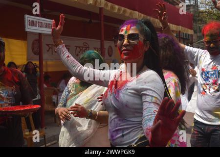 Kolkata, Inde. 25 mars 2024. Les gens célèbrent le festival Holi, le festival de la couleur à Kolkata. (Photo de Sudipta Das/Pacific Press) crédit : Pacific Press Media production Corp./Alamy Live News Banque D'Images