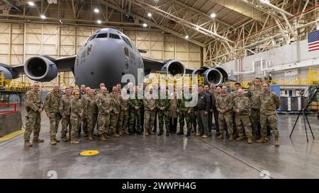 Des représentants militaires et diplomatiques suédois et des membres de la Garde nationale de New York posent pour un tir de groupe devant un C-17 Globemaster III à la base de la Garde nationale aérienne Stewart, Newburgh, New York, le 7 février 2024. La Garde nationale de New York a accueilli des représentants militaires et diplomatiques suédois pour leur présenter les nombreuses capacités de la Garde nationale et ouvrir la voie à d'éventuels liens bilatéraux entre la Garde nationale et la Suède. Armée de la Garde nationale Banque D'Images