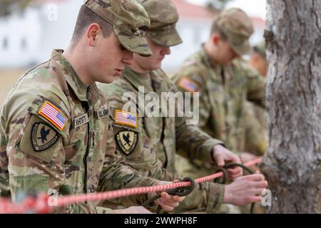 Le cadet Jacob Whitsitt, de l'Université du Dakota du Nord, et son équipe passent le test de nouage lors du 3rd Brigade Army ROTC Northern Warfare Challenge, Fort McCoy, Wisconsin, 23 février 2024. L'événement a mis les équipes au défi d'attacher une ligne de bowline,​ extrémité de la corde prusik, double figure huit, crochet de clou de girofle,​ redirigé figure huit, virage rond et deux demi-attelages, et un siège de rappel. Armée Banque D'Images