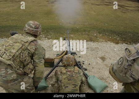 Les soldats américains affectés au 4e escadron du 2e régiment de cavalerie conduisent une mitrailleuse lourde de calibre Browning M2 .50 dans la zone d'entraînement de Grafenwoehr, Allemagne, le 29 février 2024. Le 2e régiment de cavalerie, affecté au V corps, le corps avancé des États-Unis déployé en Europe, travaille aux côtés des alliés de l'OTAN et des partenaires de sécurité régionaux pour fournir des forces crédibles au combat capables d'un déploiement rapide sur tout le théâtre européen pour défendre l'alliance de l'OTAN. Armée Banque D'Images