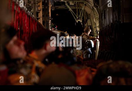 Des aviateurs du 435th Security Forces Squadron attendent d'arriver à leur zone de largage au-dessus de la base aérienne de Ramstein, en Allemagne, le 13 février 2024. L'escadron fait partie du 435e Groupe d'intervention de contingence qui fournit une force évolutive, interfonctionnelle et rapidement déployable conçue pour évaluer et ouvrir les bases et effectuer les opérations initiales de l'aérodrome, permettant une suspension rapide des opérations de combat n'importe où dans la zone de responsabilité du commandement européen des États-Unis. Armée de l'air Banque D'Images