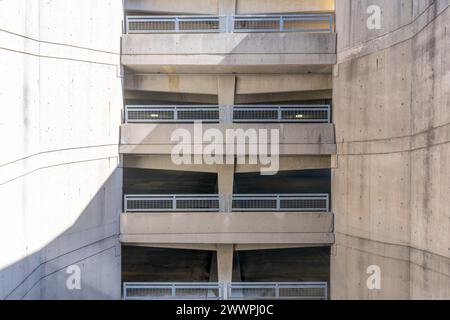 Vue en élévation d'un garage en béton à plusieurs niveaux, parking, pendant la journée. Banque D'Images