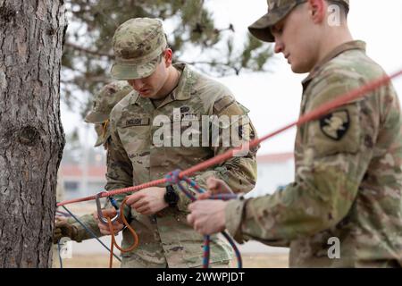 Les cadets de l'académie militaire des États-Unis à West point passent le test de nouage lors du Northern Warfare Challenge, Fort McCoy, Wisconsin, 23 février 2024. L'événement a mis les équipes au défi d'attacher une ligne de bowline,​ extrémité de la corde prusik, double figure huit, crochet de clou de girofle,​ redirigé figure huit, virage rond et deux demi-attelages, et un siège de rappel. Armée Banque D'Images